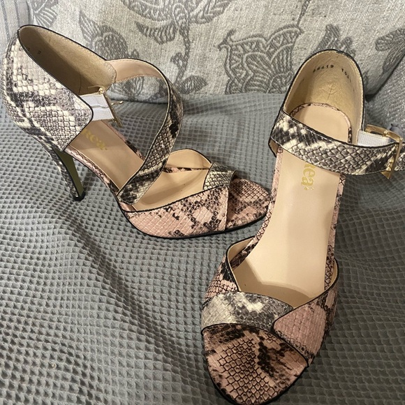 Heels - Picture 2 of 3